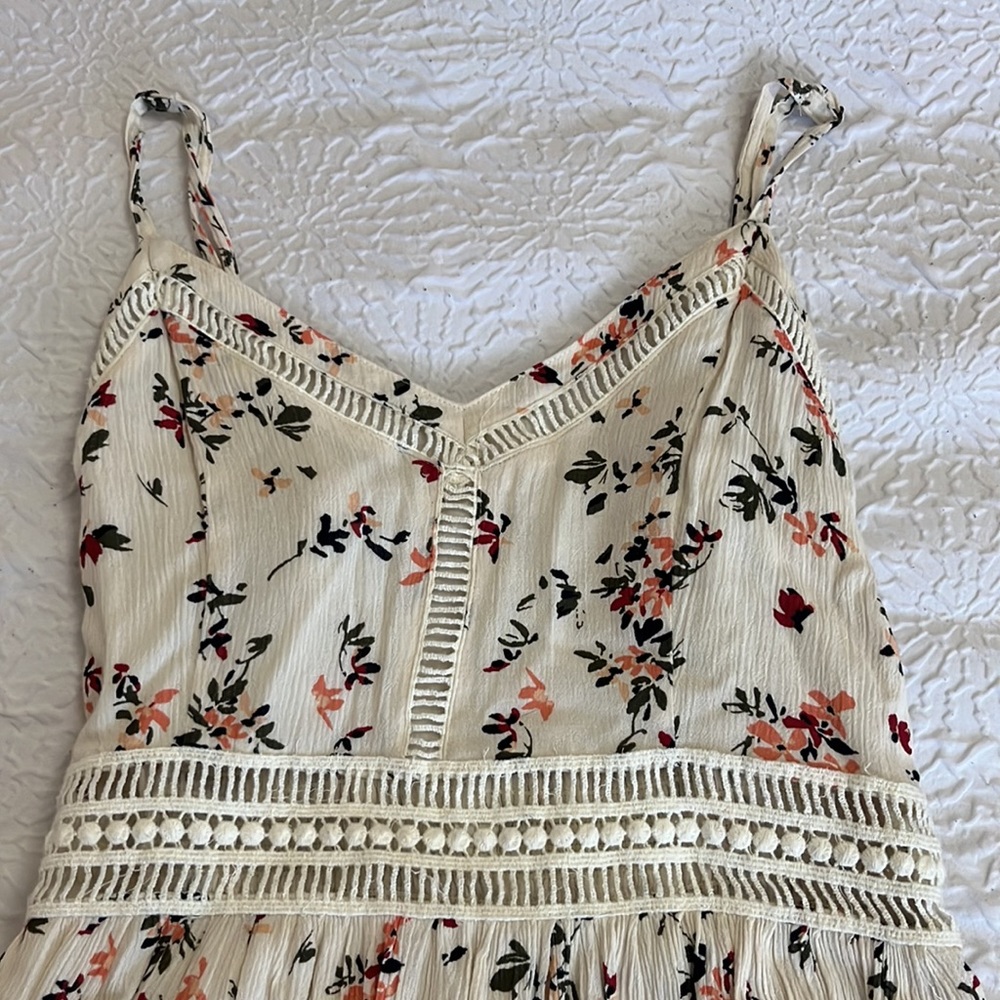 Beige like color , Size Small , Can be worn for multiple occasions!🌿🌿